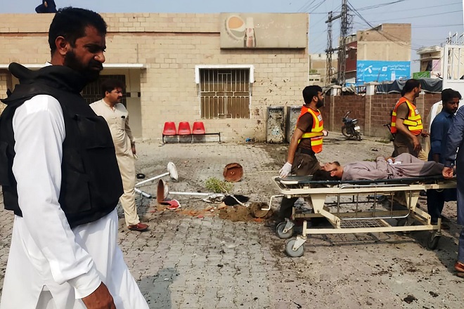 أفراد إنقاذ باكستانيون ينقلون ضحية الانفجار